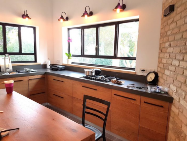 Kabinet dapur dengan pegangan besi dan laci kayu